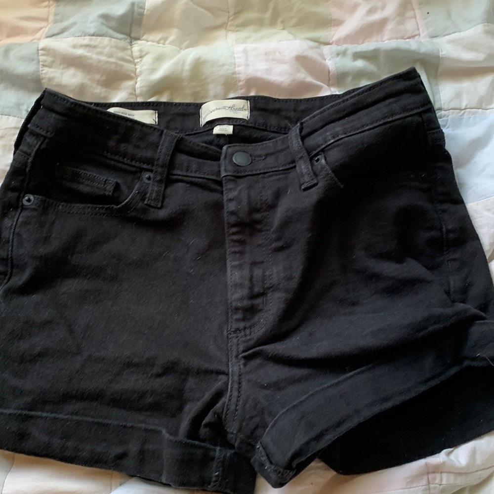 BLACK UNIVERSAL THREADS JEAN SHORTS: SIZE 4